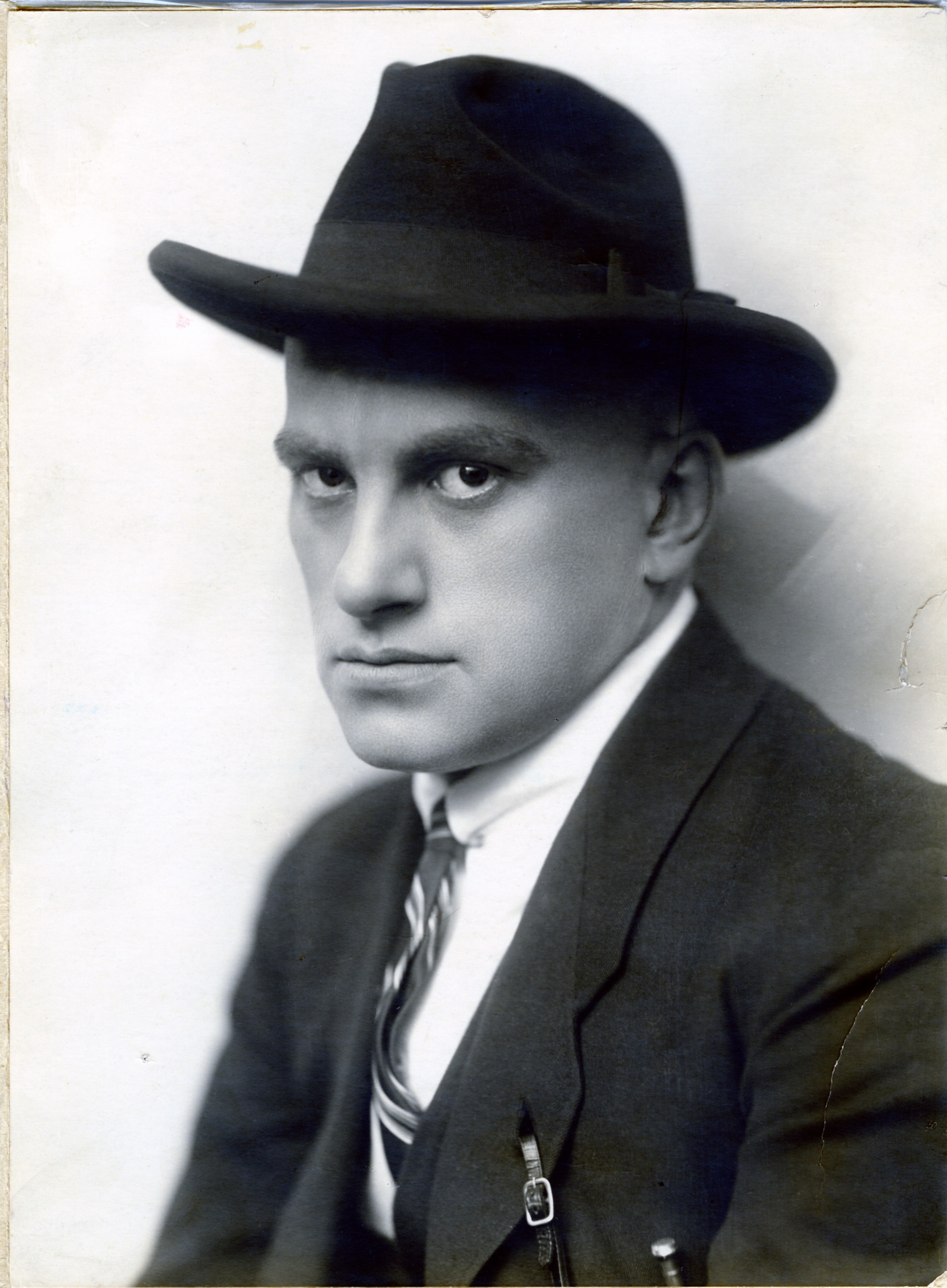 Шляпа поэта. Маяковский 1923.